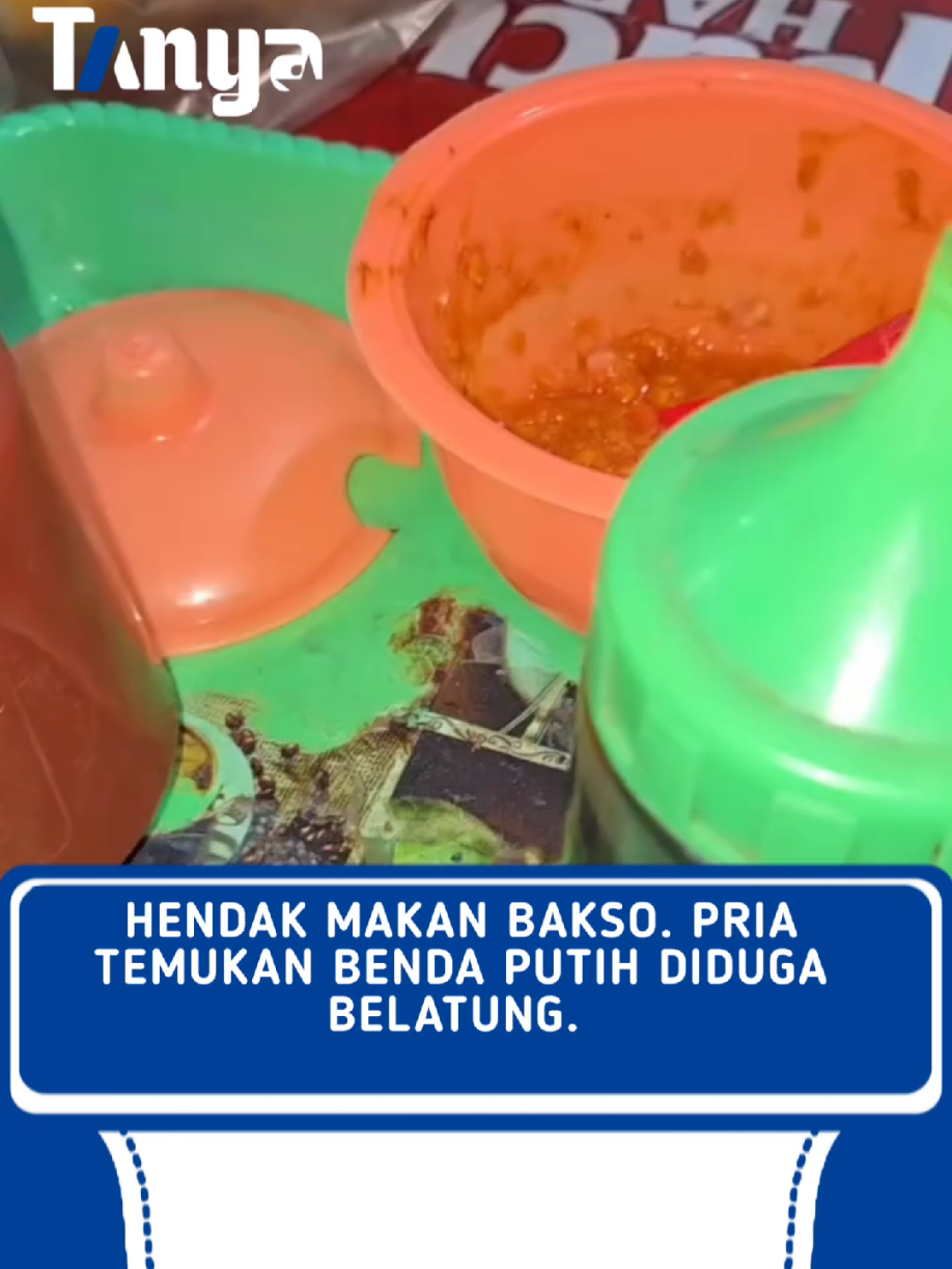 Seorang pria dibuat kaget ketika hendak menikmati semangkuk bakso. Saat membuka tutup botol saus, ia mendapati banyak benda putih kecil yang diduga belatung. Tak berhenti di situ, saat memeriksa botol kecap, ia juga menemukan hal serupa. Temuan ini sontak membuatnya waspada dan membagikan pengalamannya agar masyarakat lebih berhati-hati. Kondisi tersebut diduga terjadi akibat proses penyimpanan yang kurang tepat, sehingga memicu pertumbuhan larva serangga. PENTING! Simpan produk bumbu seperti saus dan kecap di tempat yang bersih, tertutup rapat, serta perhatikan tanggal kedaluwarsa. Selain itu, pemilik usaha kuliner juga diingatkan untuk rutin melakukan pengecekan kebersihan agar keamanan makanan tetap terjaga. Langkah sederhana ini bisa menjadi cara efektif untuk mencegah hal yang tak diinginkan demi kesehatan bersama. 