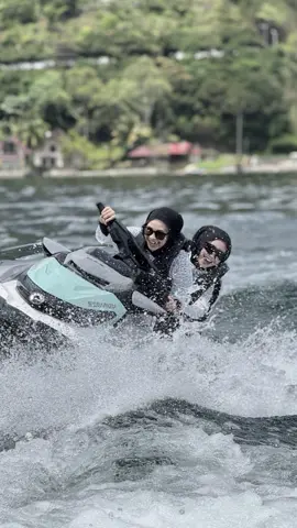 Perempuan tidak bercerita tapi tibatiba main jetski di medan 🙌🏻 salam jj dari kami 😎 #CapCut #jetski @Seadoo Safari Samosir #laketoba #samosir 