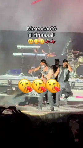 Me encantó el final😆 💃🏻 #wisin #laviejaescuela #reggaeton #concierto 