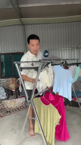 Đừng lo lắng về không gian phơi đồ với cây phơi đồ đa năng WW bằng thép không gỉ. Sản phẩm có thể thu gọn hoặc kéo giãn 160–240cm, vừa vặn mọi căn hộ lớn nhỏ. Thiết kế chắc chắn từ thép không gỉ sáng bóng, chống han gỉ, chịu lực cực tốt, có thể treo cả quần áo, drap giường hay áo khoác dày. Khi không dùng, bạn chỉ cần gấp gọn để tiết kiệm diện tích. Điểm cộng lớn là có bánh xe di chuyển dễ dàng, rất tiện lợi cho gia đình hiện đại. Lựa chọn thông minh cho không gian gọn gàng và khoa học. #giaphoido #giaphoiquanao #giaphoidobancong #giaphoiquanaobancong #xuhuong 
