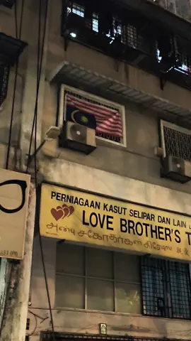 bendera pasang terbalik lokasi batu caves . 