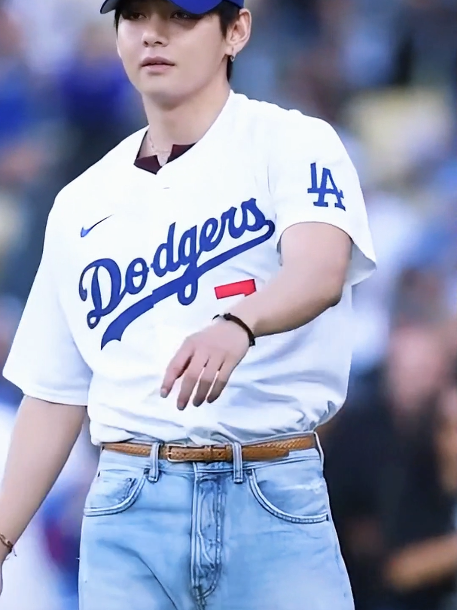Taehyung’s first pitch at the Dodgers 🐯⚾ #taehyung #dodgers #fyp 