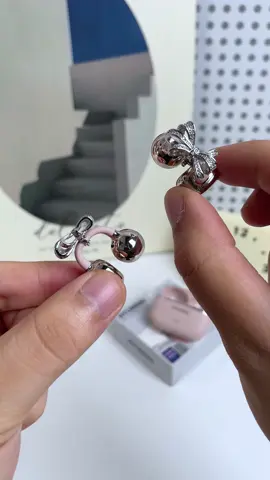 Estos auriculares tipo arete no solo son bonitos, sino también muy funcionales. Puedes cambiar de música rápidamente, contestar llamadas, etc. ¿Seguro que no quieres echarles un vistazo?#earbudswireless #ClipOnEarbuds #BudgetTech #headphones #affordablefinds #WirelessEarbuds #trending #bestlifefinds_#auricular!!! #Kahlatalk #Kahlatech #kahlaDeals #TikTokShopDealsforyoudays #DealsForYouDays #DealsForYou #TreasureFinds #2024BackToSchool #spotlightfinds #spotlightfashion #fallstraw#fallstraw#TechObsessed #RushReady #FallDealsForYou#fyp#goodstuff#goodthi #halloween#halloween2024#blackfrida #blackfriday2024#tiktokshopblackfriday #tiktokshopvalentinesday2025 #couplegifts2025 #tiktokshopspringsale2025#dealsforyouday 