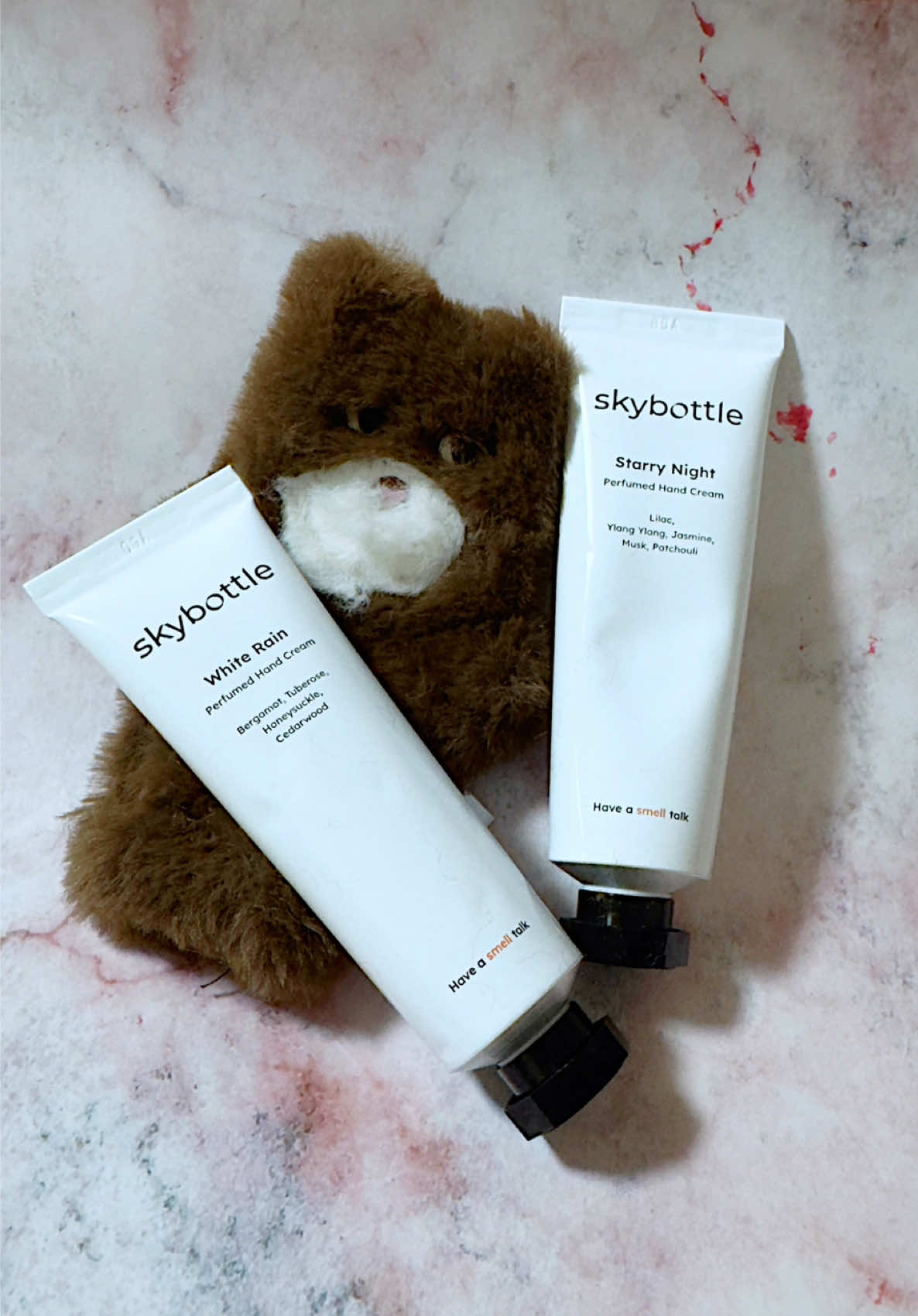 Skybottle Perfumed Hand Cream   スカイボトルからパフュームハンドクリーム頂きました。 うちはスカイボトルのハンドウォッシュとても気に入っているから今回別香りのハンドクリームも試せるはうれしい～ 🎉2023年オリーブヤングアワード ハンドケア部門第1位うけたから期待するね。シアバター、ヒアルロン酸とひまわり種子エキス配合乾燥している手を保湿ケアしてくれる。手洗ったりアルコールつけるはやっぱ手乾燥するからちゃんとケアしないとね。 6種類あるから好きな香りから選べる。しっかり香りついているからソリッドパフュームのかわりにも使用可能。今回2個ためしている。 ホワイトレイン 一番人気の香り。チューベローズなやさしいさわやかなフローラルの香り スターリーナイト ームスクベースなパウダーリーライラックな香り。 どれもこのみ！なめらかなテクスチャーでつかいごちがいい。他も試してみたい～   9月からQoo10で限定イベントやっている！ハンドクリーム買うとかわいいくまくんカバーがついているからメガ割で是非チェックしてみてください～   Skybottle sent me two of their perfumed hand creams in scent White Rain and Starry Sky. These are formulated wit shea butter, Hyaluronic Acid, SUnflower seed extract and other hydrating ingredients. White Rain is more floral and a great scent for use furing the say for me. It has notes of tuberose and honeysuckle. Starry Night is more musk and powdery with notes or Lilac and Jasmine that I like using at night. My hands dry out due to constant washing and alcohol use so I always like to have a hand cream available and I enjoy having these in my arsenal.   @skybottle.global @skybottle.japan  #韓国コスメ #skybottle #handcream #kbeauty #skincare
