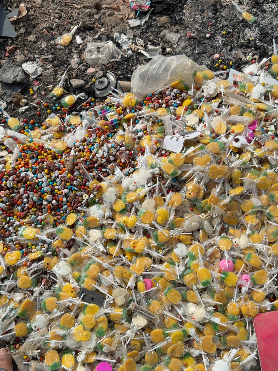 Nice!! a lots candy on trash #fyp #foryou #pageforyou #tiktok 