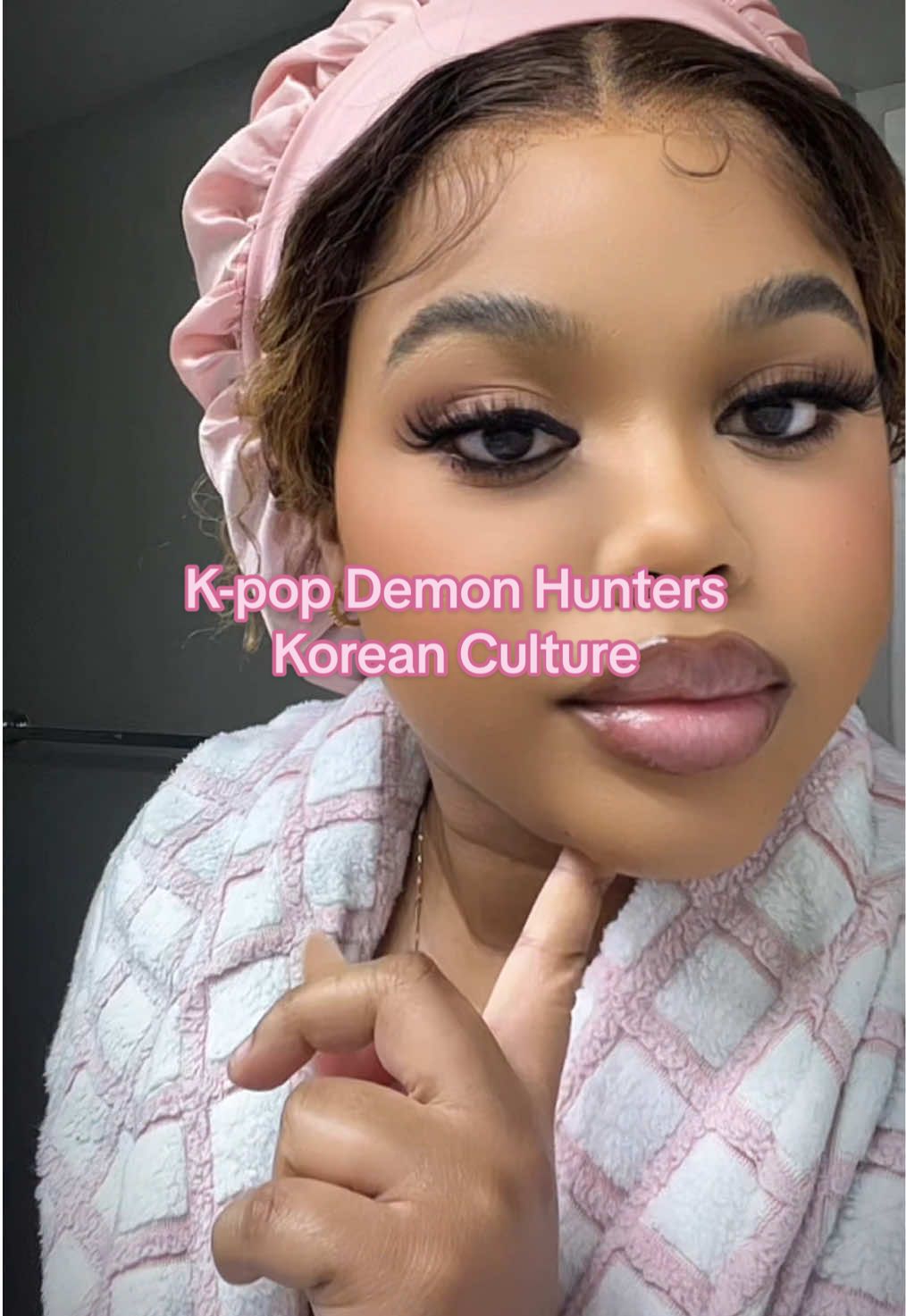 Nighttime routine but make it K-Pop Demon Hunters inspired 👀✨ Face mask on, noodles ready, cutting jelly in hand, and the perfect show to end the night 🍜🍓🎬 #kmukbangroutine #mukbang #Redjellystick