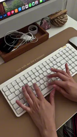 Loving this keyboard so much 🫶🏽 I realized I don’t use my thumb for the spacebar 🥲 #lofreekeyboard #keyboardasmr #typingasmr #asmr #desksetup 