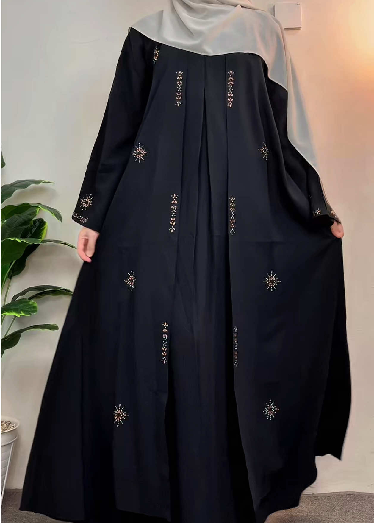 abaya hitam selalu jadi terrr favorite sih✨🖤 cakep parah buat acara apa pun looks-nya elegant  ༘⋆‪‪❤︎‬ #modestfashion #hijabioutfits #abayastyle #gajiansale #promoguncang99 