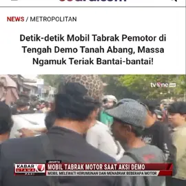 Beruntung, pengemudi mobil yang nyaris menjadi bulan-bulanan massa tersebut adalah seorang wanita, yang disebut-sebut menjadi alasan ia lolos dari amukan. Momen menegangkan ini terekam jelas dalam kamera ponsel warga dan langsung viral di media sosial.Insiden ini terjadi tepat di tengah kerumunan massa yang sedang menggelar aksi unjuk rasa pada Senin (25/8/2025).Hingga berita ini diturunkan, belum ada keterangan resmi mengenai penyebab pasti kecelakaan tersebut. Namun, insiden ini menjadi cerminan betapa berbahayanya situasi di tengah kerumunan massa yang emosinya mudah tersulut, di mana sebuah kecelakaan bisa dengan cepat berubah menjadi kerusuhan.#demodpr #diamukmasa  #mobilngebutsaatdemo #viral #fyp 