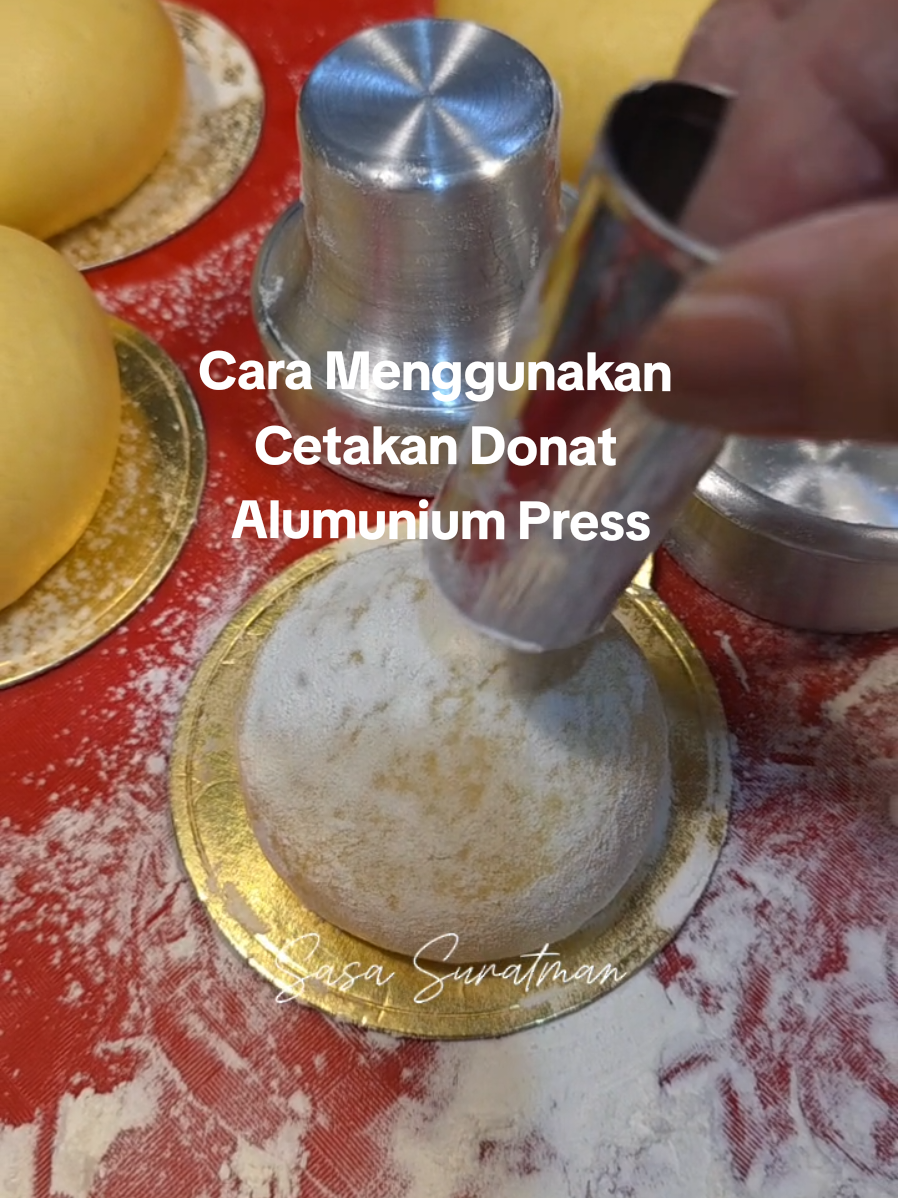 Cara Mencetak Donat dengan Cetakan Donat Alumunium Press #cetakandonat #cetakandonatalumunium #alatcetakdonat #donat #doughnuts 