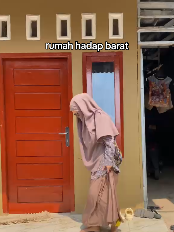menyala sekali rumah hadap barat saat siang sampe sore, lantai teras rumah jadi panas.  #rumah #rumahminimalis #realitakehidupan #relatablememes #fyp 