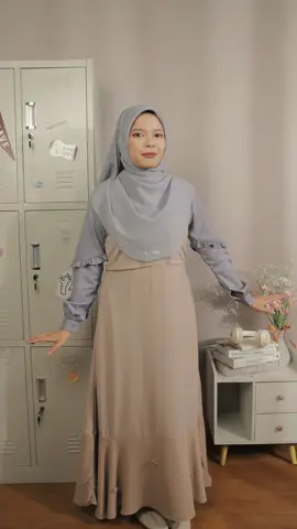 Ini dia overall paling kece dan nyaman dengan aksen bunga dibagian bawah bajunya, paling cocok untuk hangout dan nongki banreng bestie 