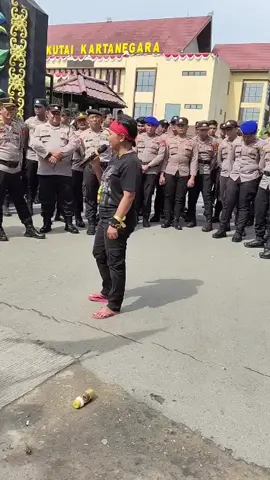 Senin 25 Agustus 2025  Borneo Bersatu untuk etam sama2 Berjuang utk menuntut keadilan di Negeri yg Rakyat nya belum Merdeka Ini Kutai Kartanegara.  Aksi Demo warga petani dan warga Adat kutai kartanegara KaLtim... Atas kebiabapan pihak PT BDA dan oknum kapolres Brimob dan Organda yg sudah berhasil menyengsarahkan Rakyat petani, tpi membuncitkan perut para oknum hemmm🤭
