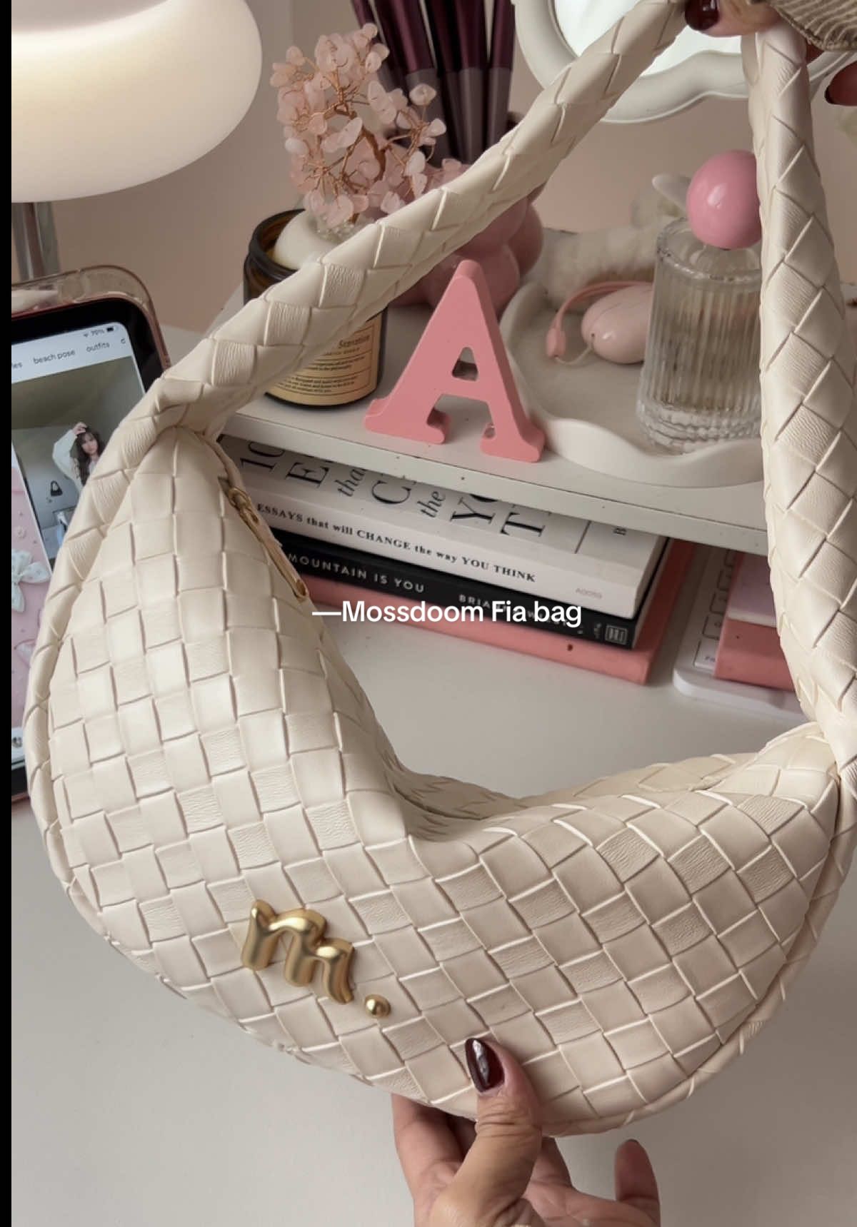 Literally wore this bag for a week to test if it really matches any outfit and it really did! Very elegant statement bag indeed! Realeasing this on Wednesday! — Mossdoom Fia bag 👜✨ #mossdoom #mossdoombag #wovenbag #shoulderbagforwomen #bagforwomen 