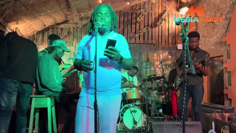 Pèfòmans live Jazzy stars… Yon selebrasyon atistik kote tanp mizik klasik jazz la  kontinye briye… #livemusic #pèfòmans #jazzystars #mizikselavi #classicjazz #musiclovers #akoustik #Reggae #nowomannocry #ayiti 