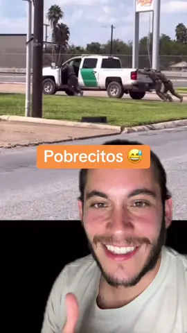 Pobrecitos los de la migra se quedaron sin gas y nadie ayudó 😅