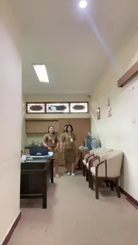 Hey hey banyak yang tanya kalian kerjanya ngapain sih,,, Sini-sini aku spil sedikit yaaa.... #kerja #nikmatiprosesnya #rejekitakpernahtertukar #kantor #fyp 