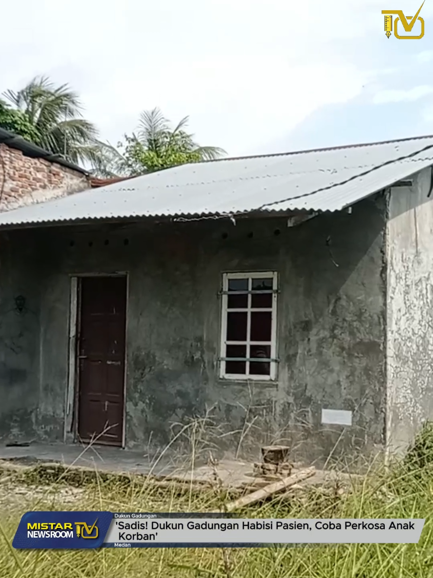 Sadis! Dukun Gadungan Hab!si Pasien, Coba Perk0sa Anak Korban Medan, MISTAR.ID Kasus kejahatan berdarah kembali menggemparkan Sumatera Utara. Seorang pria yang dikenal warga sebagai dukun, nekat menghabisi nyawa pasiennya. Motifnya, hanya karena korban tidak membawa uang digandakan sesuai janji mereka. Korban diketahui bernama Kwek Tjue, berusia 67 tahun, warga Jalan Pinang Baris, Kelurahan Lalang, Kecamatan Medan Sunggal. Jasadnya ditemukan di perkebunan sawit Desa Tanjung Rejo, Percut Sei Tuan, pada Sabtu, 23 Agustus 2025, dalam kondisi membusuk dengan luka bacok di kepala bagian belakang. Warga yang pertama kali menemukan jasad korban adalah seorang pemanen sawit bernama Suratdi. Temuan itu segera dilaporkan ke polisi, hingga tim inafis datang melakukan identifikasi. Tak butuh waktu lama, polisi kemudian menangkap pelaku bernama Alfian, warga Desa Cinta Rakyat, Percut Sei Tuan. Penangkapan dilakukan di pinggir sungai Desa Cinta Rakyat, Sabtu, 23 Agustus 2025. Pelaku sempat ditembak di bagian kaki karena melawan saat dilakukan pengembangan kasus. Wakapolrestabes Medan, AKBP Rudy Silaen, menjelaskan pembunuhan terjadi sepekan sebelumnya, tepatnya pada Sabtu, 16 Agustus 2025. Awalnya, korban datang bersama anak perempuannya ke rumah pelaku. Tak lama kemudian, korban diajak keluar rumah dengan alasan untuk ritual, sebelum akhirnya dibunuh dan jasadnya dibuang ke kawasan Palu Merbau. Motif pembunuhan ini berawal dari janji korban membawa uang Rp100 juta untuk digandakan oleh Alfian. Namun saat datang, Kwek Tjue hanya membawa Rp1,1 juta. Hal itu membuat Alfian kalap dan langsung menghabisi nyawa korban. Ironisnya, setelah membunuh korban, pelaku kembali ke rumah dan mencoba memperkosa anak korban bernama Eriana. Namun upaya itu gagal. Eriana yang ternyata atlet Muaythai, melawan dengan menendang bagian vital pelaku, dan berhasil kabur untuk meminta pertolongan warga. Eriana kemudian melaporkan kejadian itu ke Polsek Medan Tembung. Dalam pemeriksaan, Alfian mengakui tidak memiliki kemampuan menggandakan uang. Semua itu hanya modus untuk menipu pasien agar menyerahkan uang kepadanya. Ia berdalih terpaksa melakukan hal itu karena terdesak kebutuhan hidup sehari-hari. Kini Alfian mendekam di sel tahanan Mapolrestabes Medan. Polisi menjeratnya dengan pasal berlapis, mulai dari pembunuhan berencana hingga percobaan pemerkosaan.(Putra/hm21). Selengkapnya: https://youtu.be/NkDjZOyIrQg Baca Juga :  https://mistar.id/ Dari Medan, Sumatera Utara, Tim Mistar TV, Putra dan Naomi, melaporkan. #DukunGadungan #Dukun #MenggandakanUang #GandakanUang #JasadKorban 