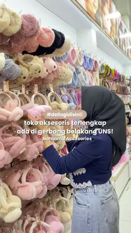 toko aksesoris TERBESAR & TERLENGKAP ada di gerbang belakang UNS! 🤫💗 wah gila ya! jebres sekarang makin lengkap, mulai dari foodie sampai aksesoris pun ada disini semuaaaaaa di @namamu.solo lengkap banget! 🤯❤️‍🔥 mulai dari aksesoris, kacamata, perlengkapan cowo & cewe, ATK, jilbab, baju-baju, tas, sandal, sepatuuu daaaan masih buuuuanyak lagi 😭😍 jangan lupa dateng di GRAND OPENING ‼️ 📌Rabu, 27 Agustus 2025 jangan lupa mampir dan borongggg semuaa ✨ #tokoaksesorissolo #aksesorismurah #surakarta #uns #hijab 