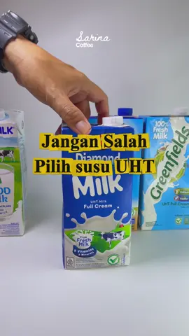 “Jangan salah pilih susu UHT!!!… tiap brand punya rasa dan vibe beda! Nih aku kasih perbandingannya 👇🍀 ”Disclaimer Dulu, ini adalah hasil referensi yang sudah dicoba selama pembuatan es kopi susu kita ya.. Kita akan gunakan susu UHT beda merk dengan campuran dan takaran es kopi susu yang sama. 🍀Susu UHT 70 ml 🍀Espresso 30 ml 🍀Tanpa Tambahan Gula Sama Sekali Disini ada 4 merek berbeda semuanya SUSU UHT untuk Es Kopi Susu ya.. ✅Frisian Flag ✅Indomilk ✅Diamond ✅Greenfields  🥛 1. Diamond  ✨ Deskripsi: Susu legendaris, sering dipake di café buat kopi susu.  😋 Rasa: Creamy, balance, nggak terlalu manis—enak buat mix ke kopi atau minuman lain.  ⚡️ Perbedaan: Lebih “netral” jadi sering jadi favorit barista. 🥛 2. Indomilk  ✨ Deskripsi: Brand lokal yang udah lama banget nemenin dari kecil.  😋 Rasa: Lebih manis dan milky, cocok diminum langsung buat yang suka creamy bold.  ⚡️ Perbedaan: Lebih strong di rasa manis dibanding UHT lain. 🥛 3. Frisian Flag  ✨ Deskripsi: Merek yang identik sama anak sekolah, iklannya everywhere.  😋 Rasa: Lebih light, agak watery, jadi nggak terlalu creamy.  ⚡️ Perbedaan: Cocok buat yang nggak suka terlalu heavy, rasanya lebih “ringan”. 🥛 4. Greenfields  ✨ Deskripsi: Susu fresh dari peternakan sendiri, vibes-nya premium.  😋 Rasa: Pure, natural, creamy banget, mirip susu segar asli.  ⚡️ Perbedaan: Lebih pricey, tapi kualitas rasa dan teksturnya lebih high-end. ‼️ Nah ini menarik banget 👌 karena rasa susu UHT bisa berubah karakter ketika dicampur sama kopi (apalagi espresso). Tonton videonya sampe habis untuk karakter rasa setelah Susu UHT dicampur jadi Es Kopi Susu ya ☺️✨🙏  #susuuht #susu #eskopisusu #freshmilk #susuUHT 
