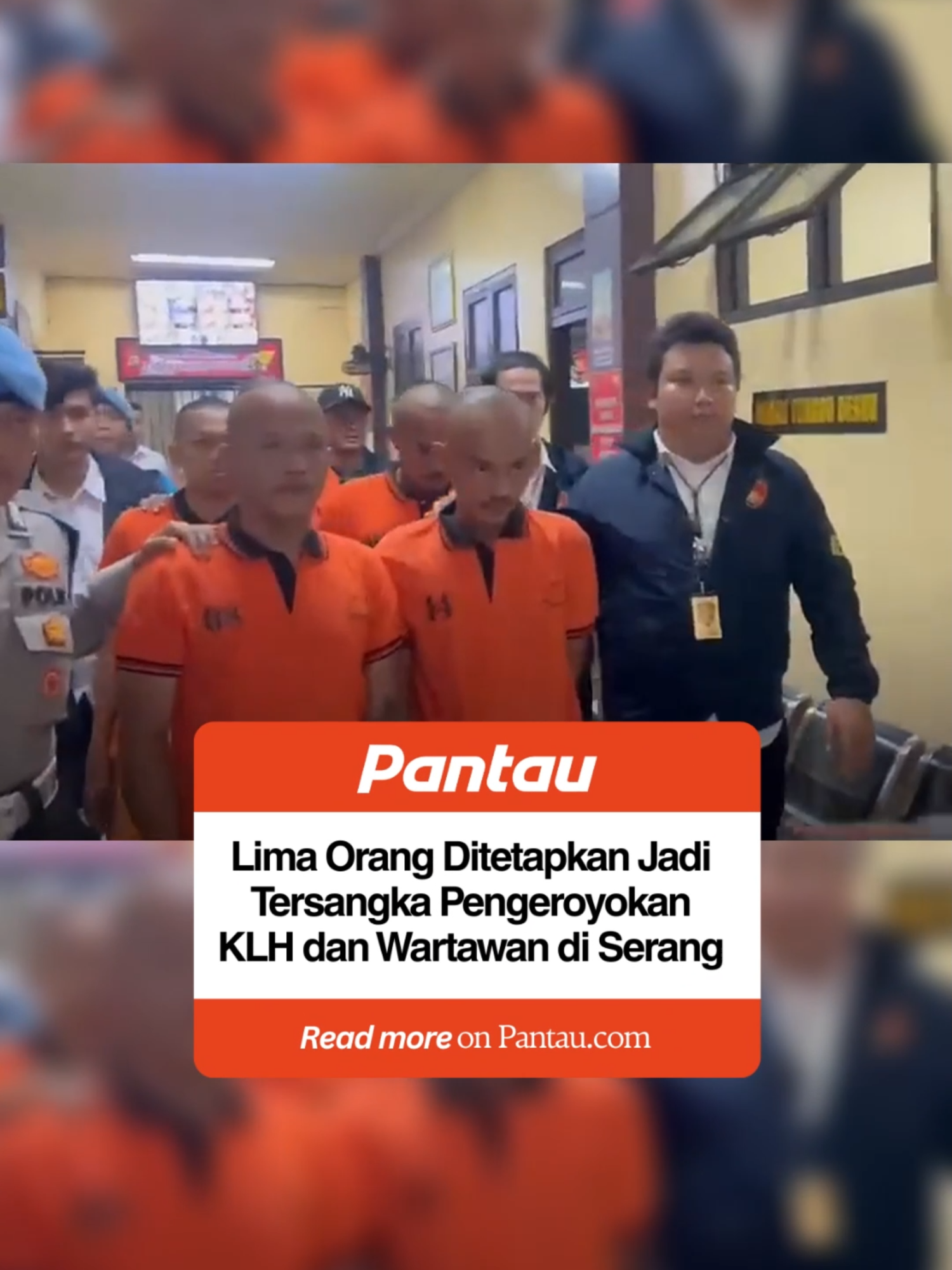 Polres Serang menetapkan lima orang sebagai tersangka pengeroyokan terhadap Humas Kementerian Lingkungan Hidup dan seorang wartawan TribunBanten yang tengah meliput sidak penyegelan pabrik peleburan timbal. Kelima tersangka adalah warga sipil yang berperan sebagai sekuriti, anggota ormas dan karyawan PT Genesis Regeneration Smelting. Tiga di antaranya diduga melakukan kekerasan terhadap Humas KLH untuk merampas ponsel dan menghapus video kejadian. Dua lainnya mengejar dan memukul wartawan karena tertukar dengan kelompok demonstran. Kasus ini masih didalami lebih lanjut oleh kepolisian untuk mengejar keterlibatan pihak lain. #liputanhukumindonesia #PoldaBanten #KLH #Wartawan #PolresSerang #Keadilan