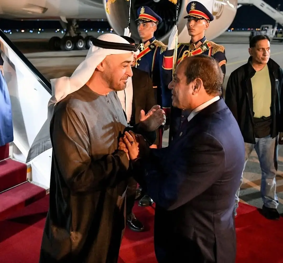 رئيس الدولة يصل العلمين في زيارة أخوية..والرئيس المصري في مقدمة مستقبليه وصل صاحب السمو الشيخ محمد بن زايد آل نهيان رئيس الدولة “حفظه الله” إلى مدينة العلمين الجديدة في زيارة أخوية إلى جمهورية مصر العربية الشقيقة. وكان في مقدمة مستقبلي سموه لدى وصوله مطار العلمين الدولي فخامة عبد الفتاح السيسي رئيس جمهورية مصر العربية. ورحب فخامة الرئيس المصري - خلال استراحة قصيرة في قاعة كبار الزوار في المطار - بصاحب السمو رئيس الدولة وتبادلا الأحاديث الأخوية الودية..مؤكدين متانة العلاقات التاريخية التي تجمع البلدين الشقيقين. وأعرب سموه عن شكره وتقديره لأخيه الرئيس عبد الفتاح السيسي لحفاوة الاستقبال التي حظي بها، فيما أكد فخامة الرئيس المصري على ما يحظى به سموه من مكانة خاصة لدى مصر وشعبها امتداداً للعلاقة التي رسخها المغفور له الشيخ زايد بن سلطان آل نهيان “ طيب الله ثراه “ لدى الشعب المصري.