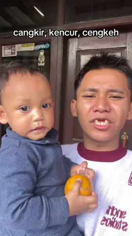 ko si adek bahagia banget ya