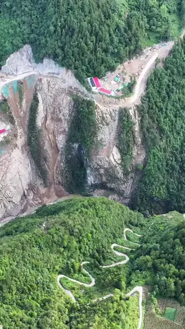 Building a road on the edge of a cliff is really not easy! #Longqiaohe #