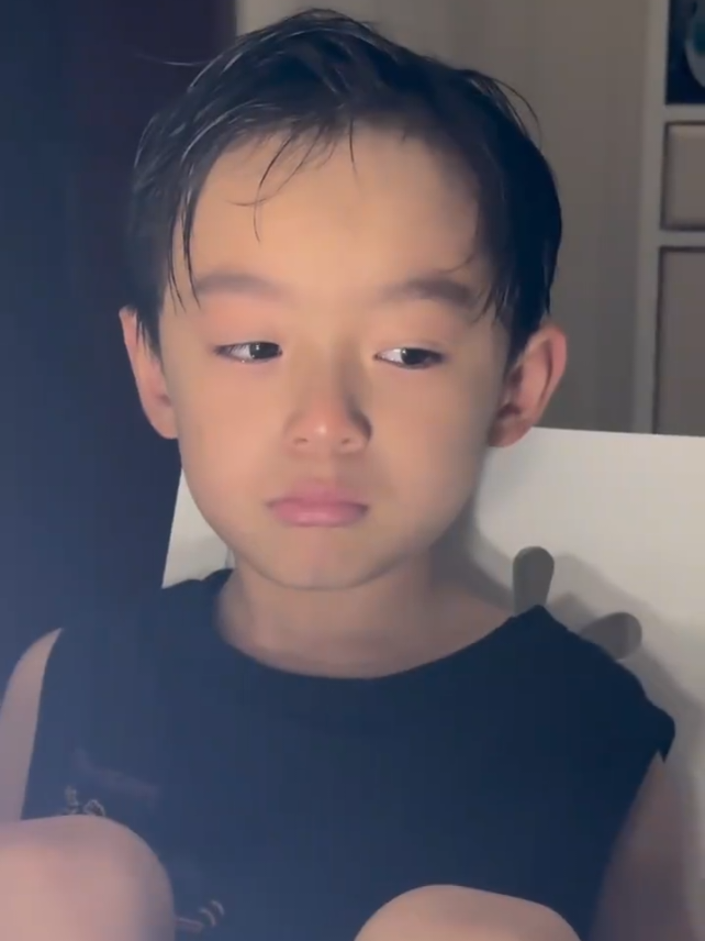 Ini lucu sih . Aku gg tau nama aslinya, aku bilang Lele aja.  Mommy-nya bilang Lele nangis dan Mommy Lele menghabiskan uang berapa yuan lupa aku untuk bikin eskperimen ini biar berhenti nangis 😆😆 Bener-bener wenlang banget mukanya pas diawal.  #LiPeiEn #OceanJiang #DesireTheSeries #QiuDingJie #HuangXing 