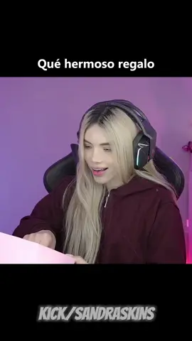 Sandraskins : Qué hermoso regalo 😱​ #sandraskins #smashdota #kick #perú🇵🇪 #streamer #clips #sandraskinsclips #dota2 #paratii