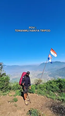 aku hanya tidak tahan dengan dingin malam dan dengan dinginnya sikap. #pendaki #pendakigunung #pendakiindonesia #pendakigunungindonesia #gunungindonesia #pendakian #pendakifomo 