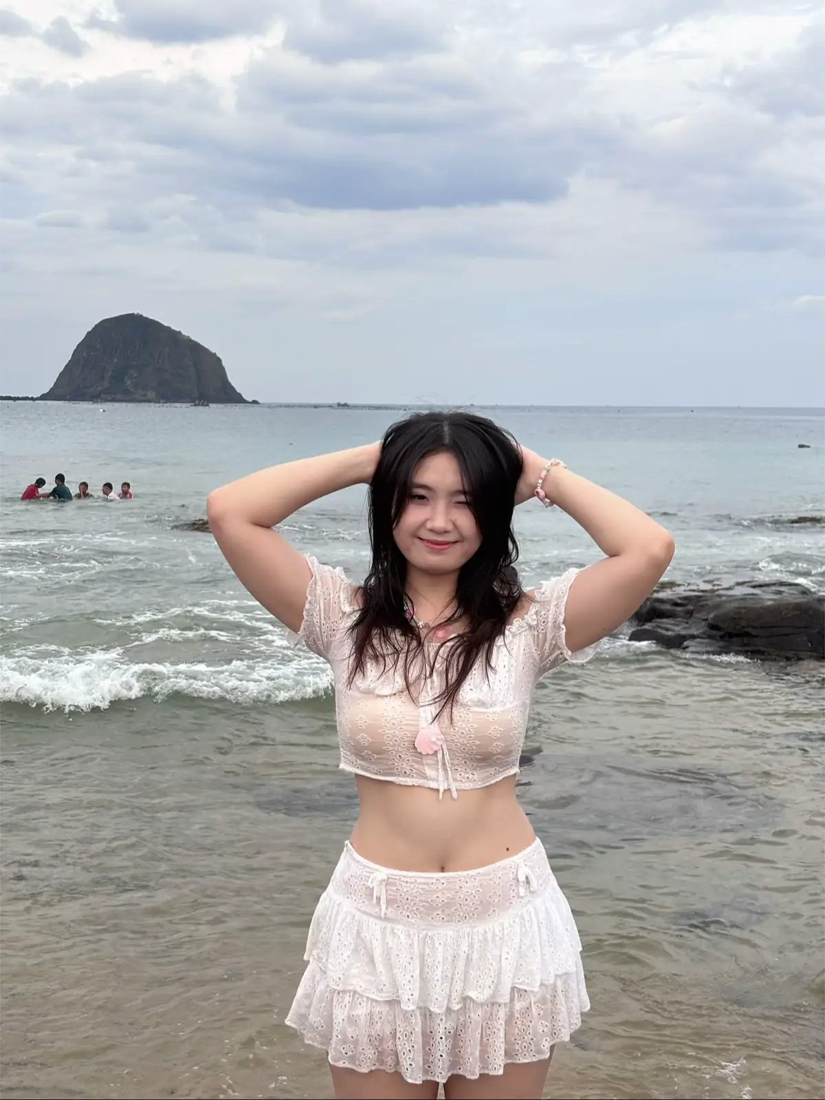 Thích ngắm bản thân bằng nhạc bên tiktok hơn ... #sea #outfitdibien #chillwithtiktok #xuhuong 