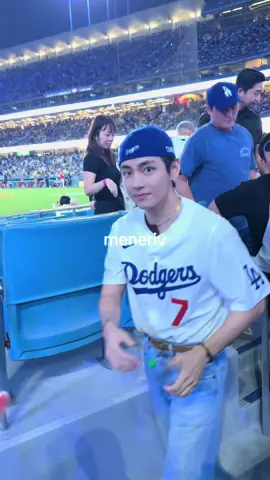 ACTUALLY WHAT THE HELL #TAEHYUNG #V #BTS #taehyungxdodgers #losangelesdodgers 