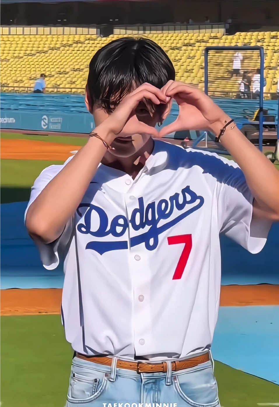proud of him❤️‍🔥 #taehyung #v #thv #taehyungxmlb #vxdodgers #vceremonialfirstpitch 