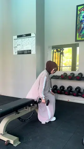 Satu set sporty syari dengan celana rok yang punya resleting di kedua sisi bikin gerak lebih bebas pas angkat barbel 💪 pastinya tetap syar’i dan tetap nyaman 🤩 #sportysyari #muslimahaktif 