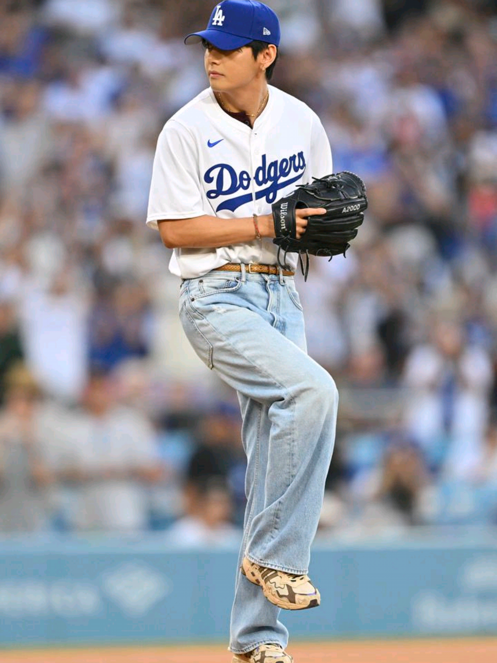 V throwed out the first pitch at Dodger Stadium #V #Taehyung