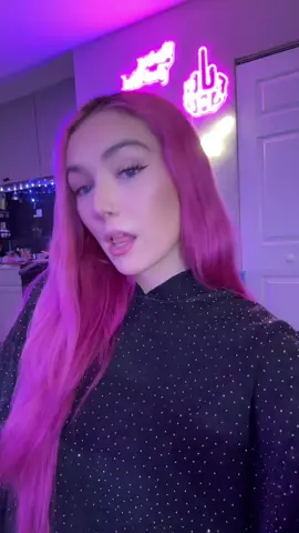 who’s all going to greyday this year or have already been?  - #jillianduvall #g59 #pinkhair #grey 