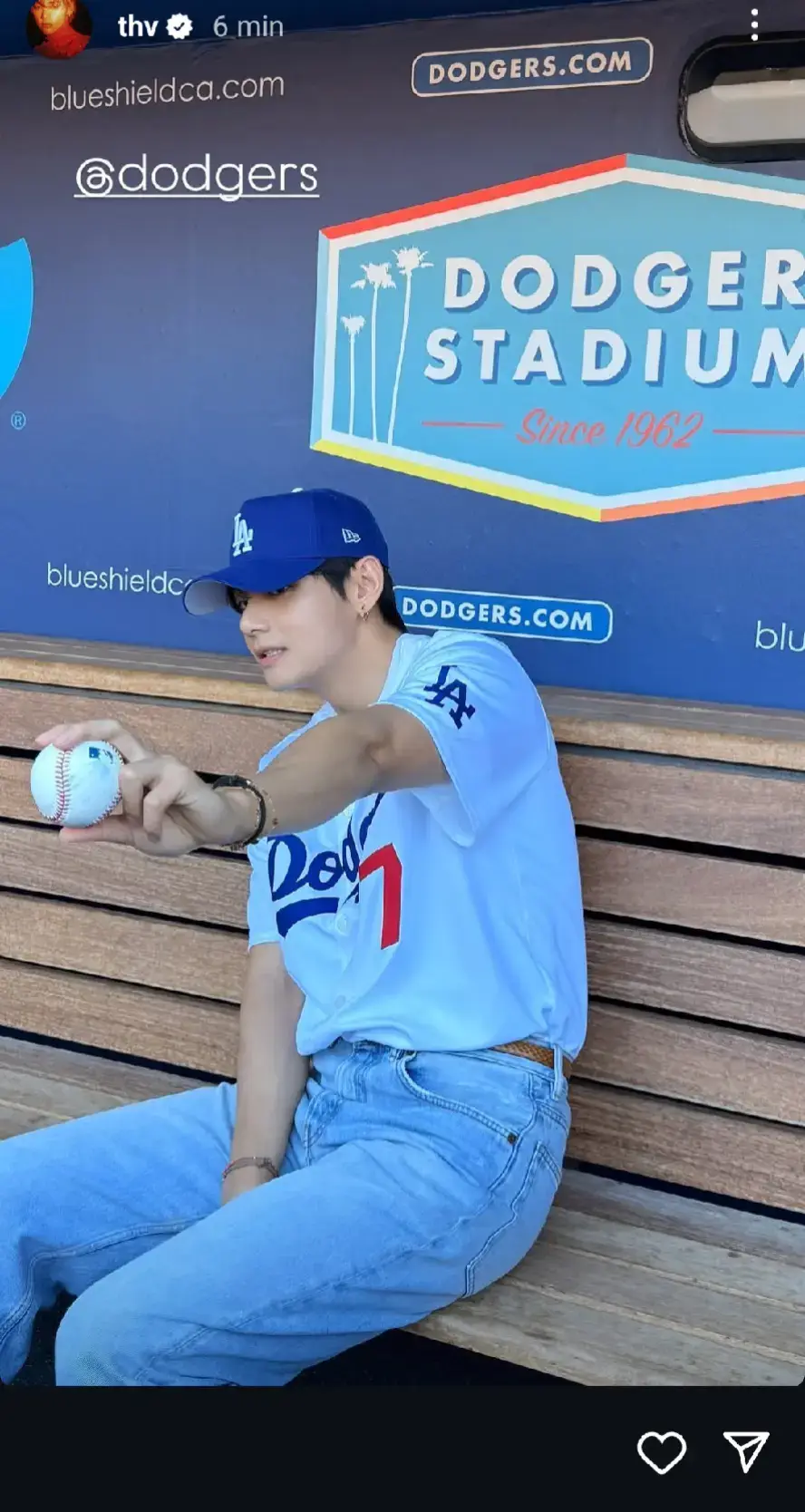 Este chico muy hermoso  y lo que me encanta es que no pierde su esencia su abuelita estaría muy orgullosa de ver el gran hombre y ser humano que se a convertido dia con dia gracias Tae por siempre dar lo mejor de ti para 💜  army#buetterfamily💛💛💛 #taehyungxdodgers #fypシ゚viral #kimtaehyungV 