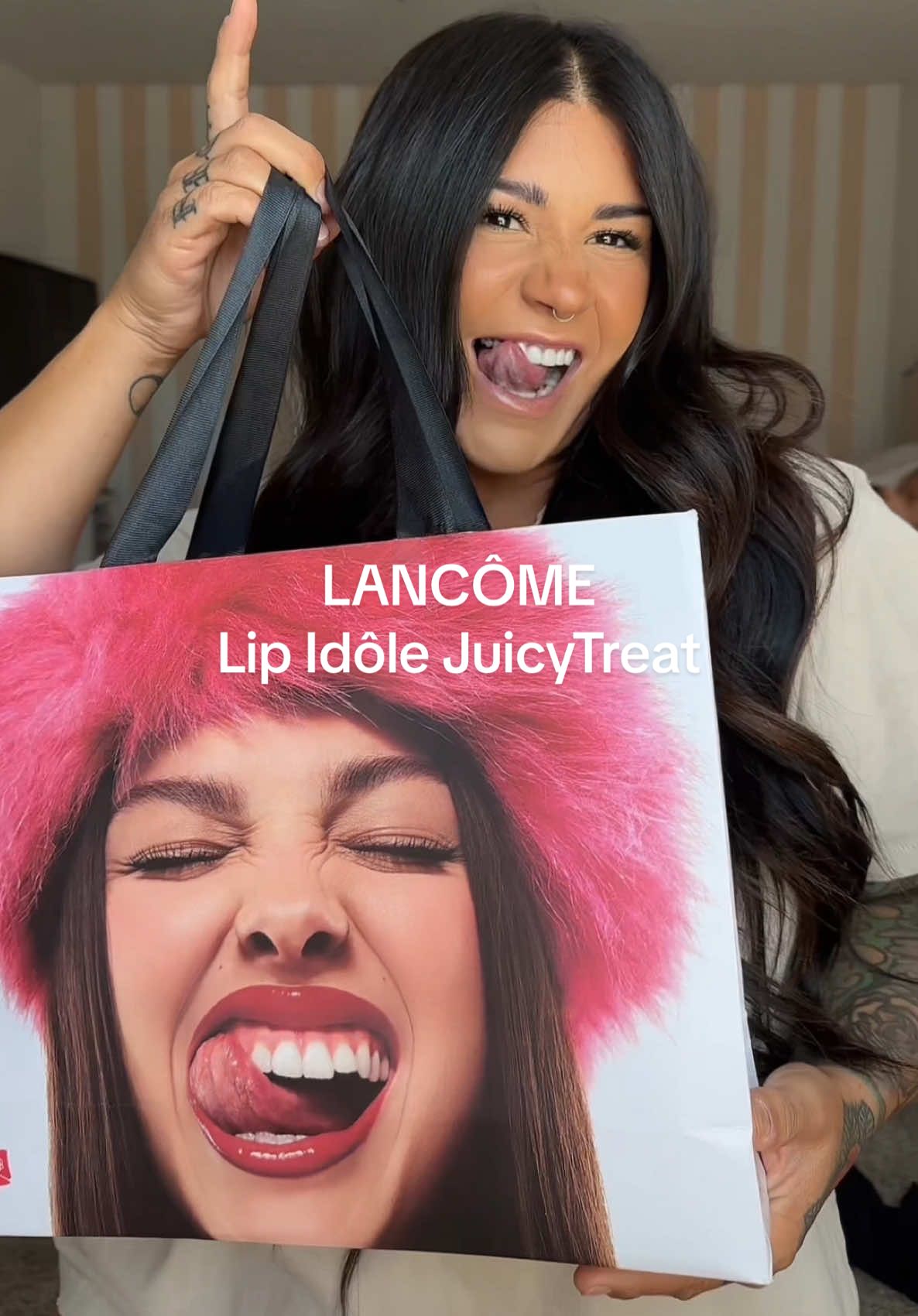 Unbox with me!! 🤭  @Lancôme these are INCREDIBLE!! Im obsessed!!  Lancôme Lip Idôle JuicyTreat Oil-in-Gloss 🫦 juicifies like a gloss and acts like a serum! It's more than just a treat for your lips! Lancôme's jumbo lip-hugging applicator is specifically designed to contour your lips and provide instant juicy shine with 24H long-lasting hydration. • After 2 weeks of daily use, bare lips feel smoother and look bouncier. Benefits • 70% hydration in 1 application • 24H Hydration • After 2 weeks of daily use, bare lips feel smoother and look bouncier • 98% saw juicy shine look • 20% Squalane, # 1 ingredient in Juicy Treat @Olivia Rodrigo  #lancome #makeup #makeupunboxing #unboxwithme #lancomejuicytreat 