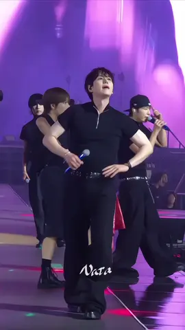no transition. only kyu’s side profile & body lines on repeat. #kyuhyun #chokyuhyun #kpopfyp #fyp #foryou 