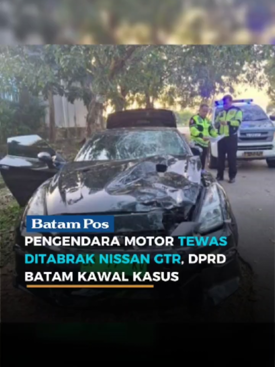 Kasus laka lalu lintas maut di Batam lagi-lagi menjadi sorotan publik. Setelah insiden tabrakan di daerah Tiban beberapa bulan lalu belum juga menemukan titik terang, kini peristiwa serupa kembali terjadi di Jalan Ahmad Yani beberapa hari yang lalu. Seorang pengendara motor tewas usai ditabrak mobil sport Nissan GTR 3800 CC. Tragisnya, pengemudi mobil tersebut langsung melarikan diri pascakejadian. Menanggapi hal itu, Sekretaris Komisi I DPRD Batam, Anwar Anas, menyampaikan apresiasi kepada media yang terus mengawal kasus tersebut. Katanya, keterbukaan informasi dan kontrol publik penting agar proses hukum berjalan sesuai aturan. “Saya apresiasi teman-teman wartawan yang mengontrol persoalan ini. Sekarang kita berikan kepercayaan penuh ke pihak kepolisian untuk betul-betul melakukan penyelidikan,” kata dia, Senin (25/8). Pihaknya memahami bahwa untuk menetapkan seseorang sebagai tersangka diperlukan proses hukum yang matang. “Karena kita (DPRD) di luar penyelidikan dan penyidikan, kita menunggu dan percayakan sepenuhnya ke aparat kepolisian,” tambahnya. Reporter: Arjuna Editor: Nasywa  #lakalantas #mobilsport #NissanGTR #batam #fyp 