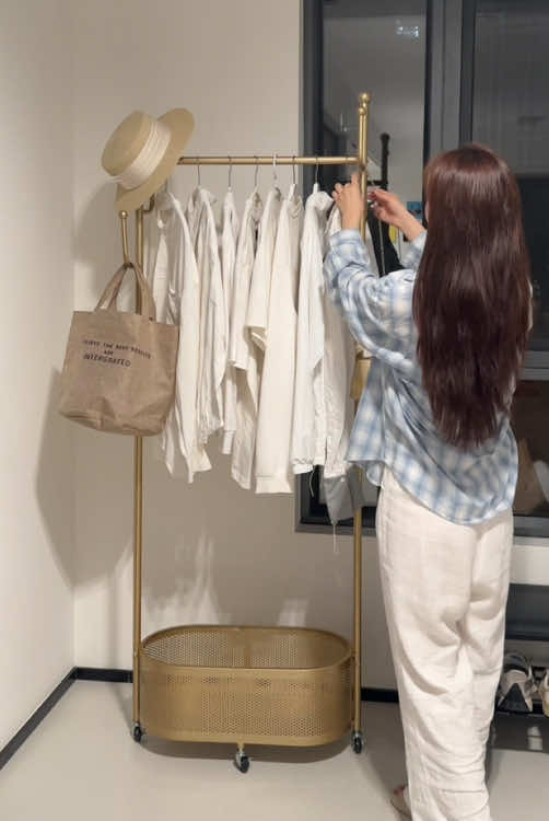 Are you still worried about where to put your clothes? The multifunctional coat rack has a layered and large-capacity design, which makes storage easy and convenient.#coatrack #hanger #homegoods #coatrack 