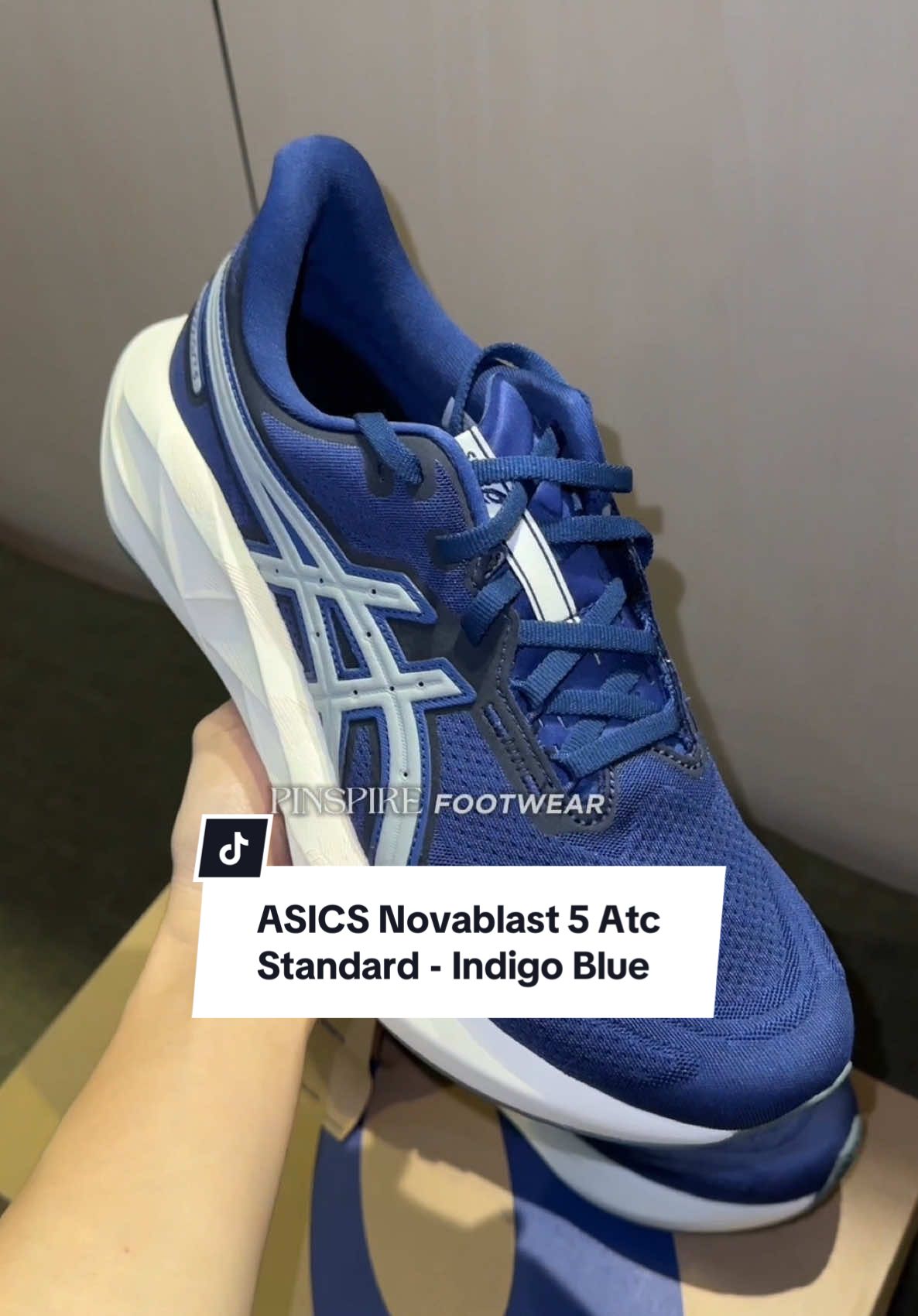 ASICS Men Novablast 5 Atc Standard Asics Track Club - Indigo Blue/Seal Grey Shop link in bio‼️ #promomakangajian #pinspirefootwear #asics #asicsrunning #novablast5atc #sneakers #sepaturunning 