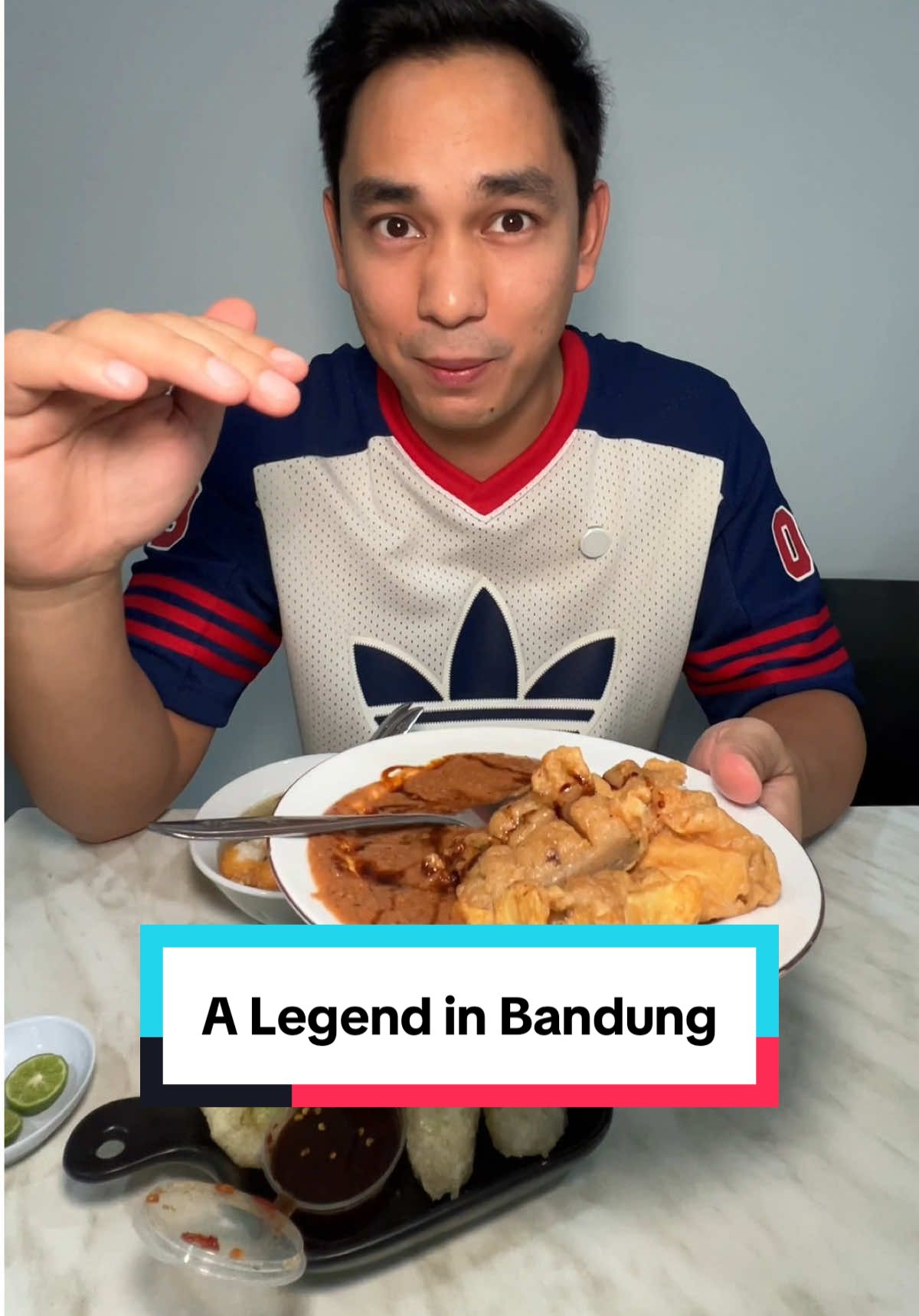 📍Batagor Kingsley - Jl. Veteran no. 25 I mean.. I’m sure everyone in Bandung knows this place 🤣 There’s a reason why this place has been a top of mind culinary destination for decades, they make something everyone loves and they make it perfectly every single time 👌 #batagor #kulinerbandung #bandungfoodies #makananbandung #restobandung 