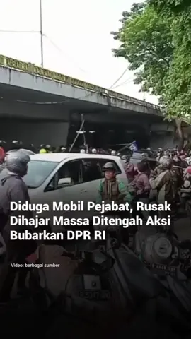 Diduga mobil pejabat h4ncur dirus4k pengunjukrasa demo bubarkan DPR RI pada Senin (25/8/2025). Mobil Hyundai Palisade itu h4ncur ditimpuk b4tu oleh massa aksi di Jalan Gatot Subroto, Senayan, Jakarta Pusat. Meskipun mobil tersebut tidak berpelat merah belum diketahui asal mula mobil mewah itu disebut mobil pejabat. Belum diketahui bagaimana nasib penumpang mobil tersebut. Sumber lengkap wartakotalive.com • • • #demodpr #demo #mobilpejabat #dpr #viral #fyp