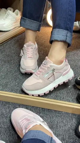 #sneakers #sepatusneaker #sepatuwanita 