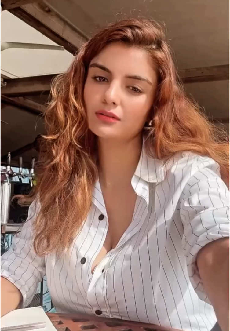 Chill Moments at the Café 💫 #Vibes #Shorts #anveshijain 