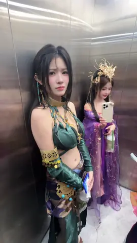 电梯偶遇小水 唐晚洲