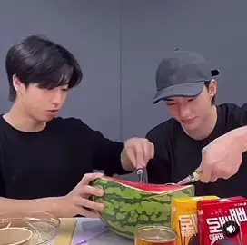 Han spilling watermelon and accidentally saying “oh sh*t” 😅🫰🏼#straykids #fyp #스트레이키즈 #livehighlights 