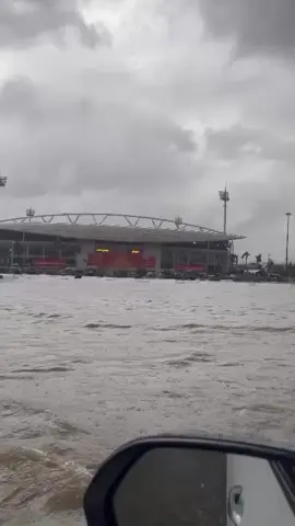Trước sân vận động Quốc gia Mỹ Đình: Đường rất thông thoáng…  Video: Công Mạnh Diêm #Rain #Flood 
